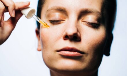 Les femmes d&rsquo;âge moyen sont ravies du nouveau sérum du Dr Sam pour l&rsquo;hyperpigmentation – et il est anti-âge