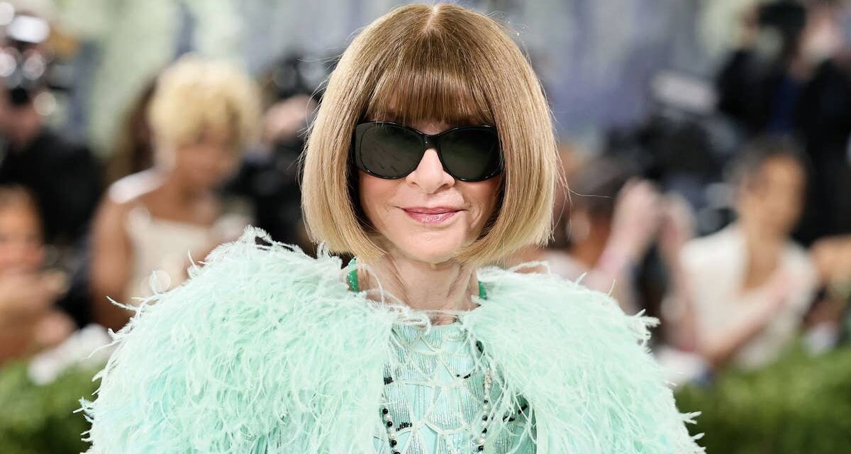 Anna Wintour se déchaîne alors qu&rsquo;elle danse sur le tapis rouge du Met Gala