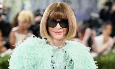 Anna Wintour se déchaîne alors qu&rsquo;elle danse sur le tapis rouge du Met Gala