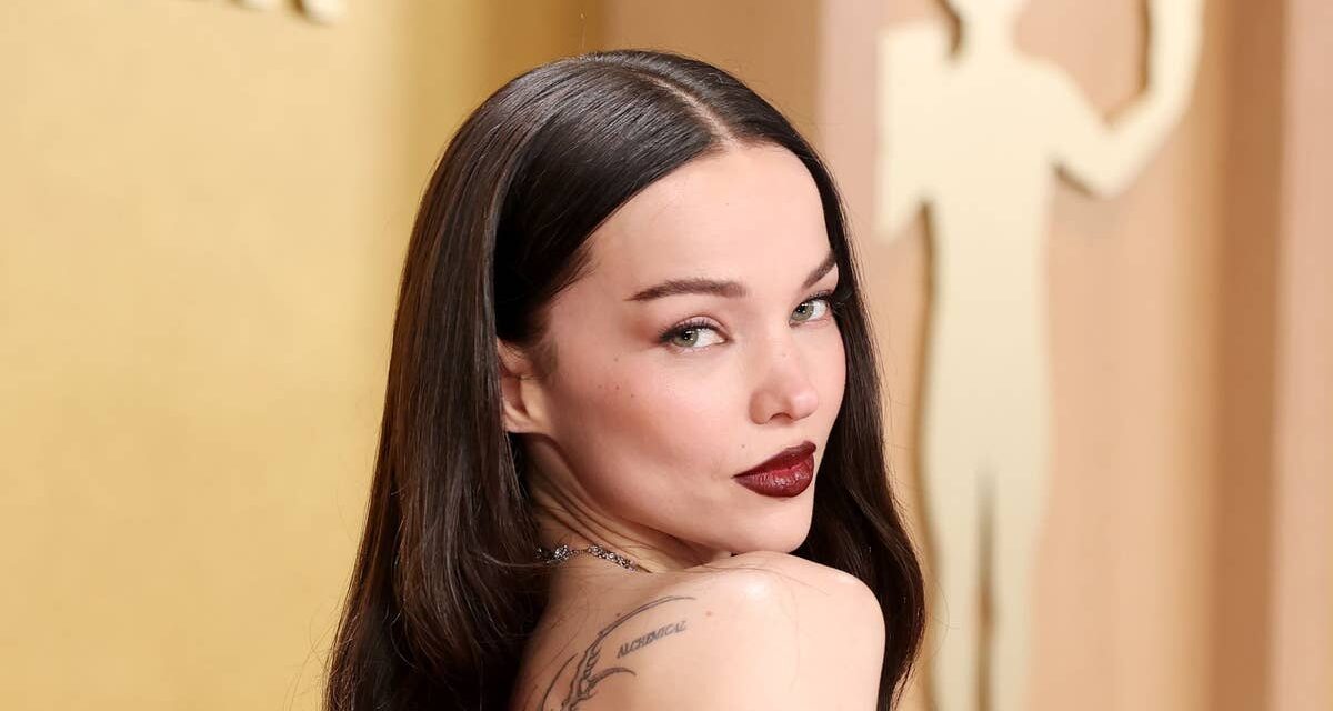 Dove Cameron impressionne dans son petit bikini bleu pendant ses vacances en Italie avec son fiancé Damiano David