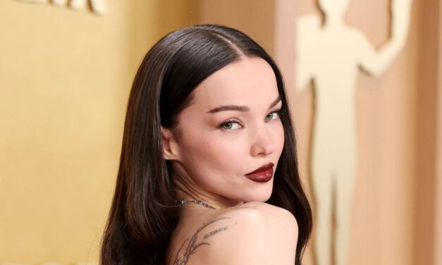 Dove Cameron impressionne dans son petit bikini bleu pendant ses vacances en Italie avec son fiancé Damiano David