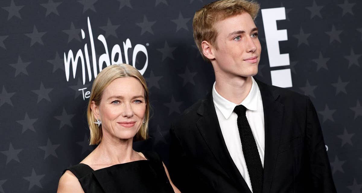 Naomi Watts fait la fête à Los Angeles avec son fils Sasha, 18 ans, alors qu&rsquo;il termine sa première année d&rsquo;université – voir photo