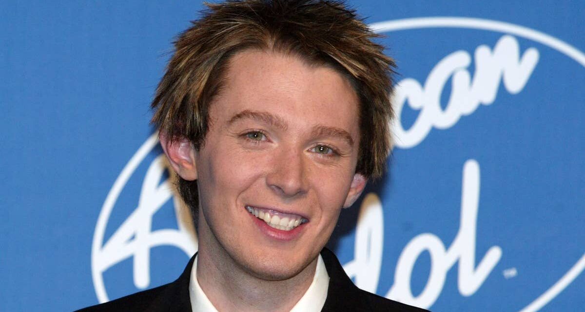Clay Aiken d&rsquo;American Idol surprend les fans avec un nouveau look lors d&rsquo;une rare apparition dans l&rsquo;émission 23 ans plus tard