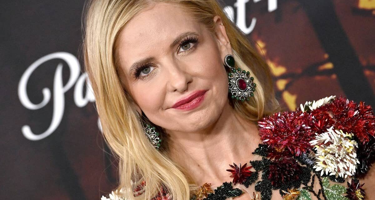 Sarah Michelle Gellar révèle les deux tendances des années 90 dont elle ne veut plus jamais revenir – et celle qu&rsquo;elle « n&rsquo;a jamais cessé de porter »