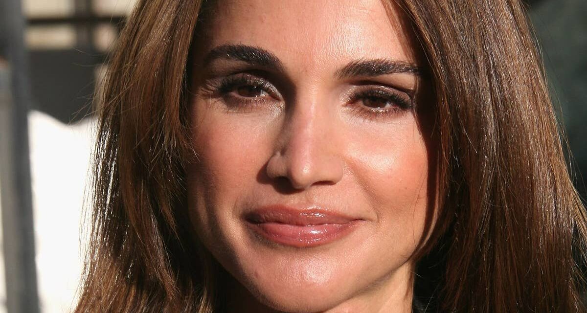 La reine Rania scintille de la tête aux pieds dans un ensemble trois pièces Armani « exceptionnel » – et des talons gratte-ciel