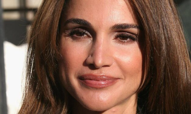 La reine Rania scintille de la tête aux pieds dans un ensemble trois pièces Armani « exceptionnel » – et des talons gratte-ciel