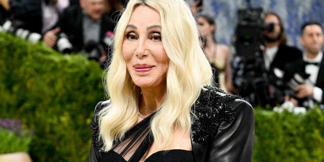 Cher rend hommage à sa robe « nue » emblématique lors d&rsquo;un retour époustouflant au Met Gala