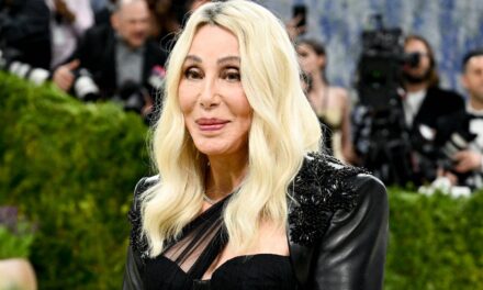 Cher rend hommage à sa robe « nue » emblématique lors d&rsquo;un retour époustouflant au Met Gala