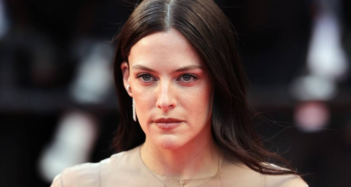 Riley Keough enfreint les règles « explicites » de Cannes concernant la nudité dans un look Chanel pur