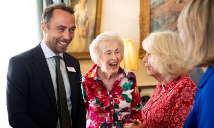 La reine Camilla embrasse James Middleton alors qu&rsquo;il est accueilli dans sa maison privée
