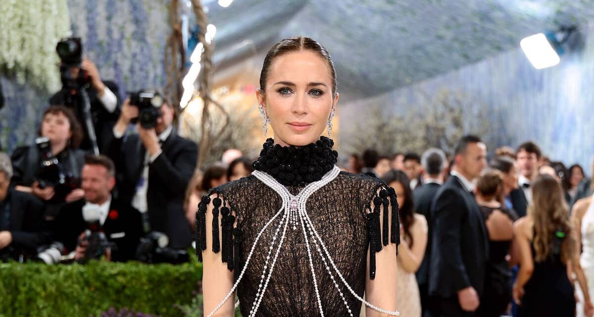 Emily Blunt révèle ce que Miranda Priestly penserait de sa tenue extravagante du Met Gala – en exclusivité