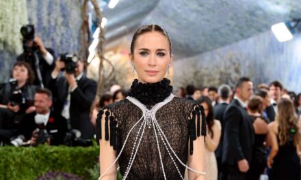Emily Blunt révèle ce que Miranda Priestly penserait de sa tenue extravagante du Met Gala – en exclusivité
