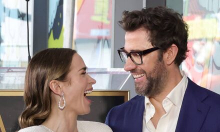 Emily Blunt et John Krasinski emballent sur le PDA lors d&rsquo;une soirée de rendez-vous étoilée