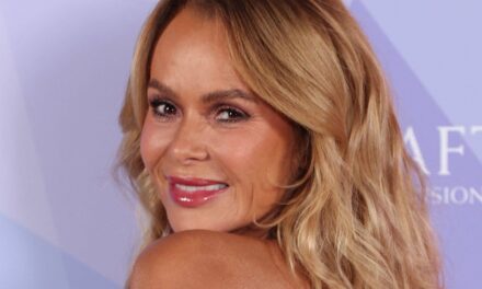 Amanda Holden fait ses débuts dans une transformation capillaire explosive dans une mini-robe en cuir rouge audacieuse