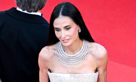 Demi Moore éblouit dans sa robe sirène sculpturale avec une apparition époustouflante à Cannes
