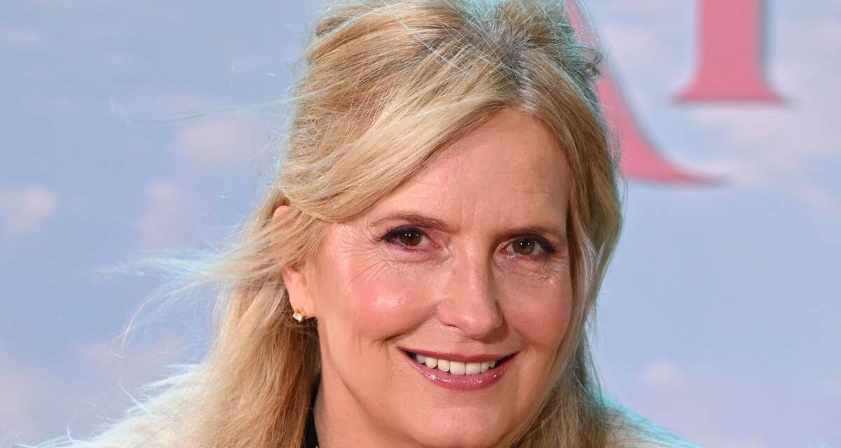 Penny Lancaster pourrait être une star de cinéma des années 50 avec sa robe à pois la plus chic et son manteau de fourrure