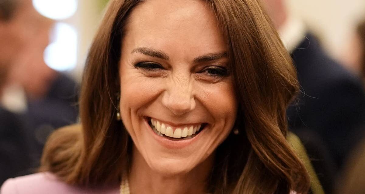 La robe « prête à l’emploi » la plus portée de Kate Middleton est désormais disponible dans la couleur la plus royale