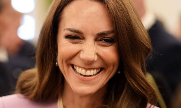 La robe « prête à l’emploi » la plus portée de Kate Middleton est désormais disponible dans la couleur la plus royale