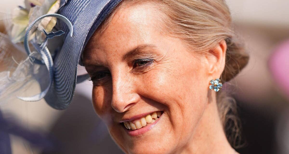La duchesse Sophie sort dans une robe de garden-party flatteuse
