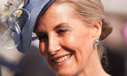 La duchesse Sophie sort dans une robe de garden-party flatteuse