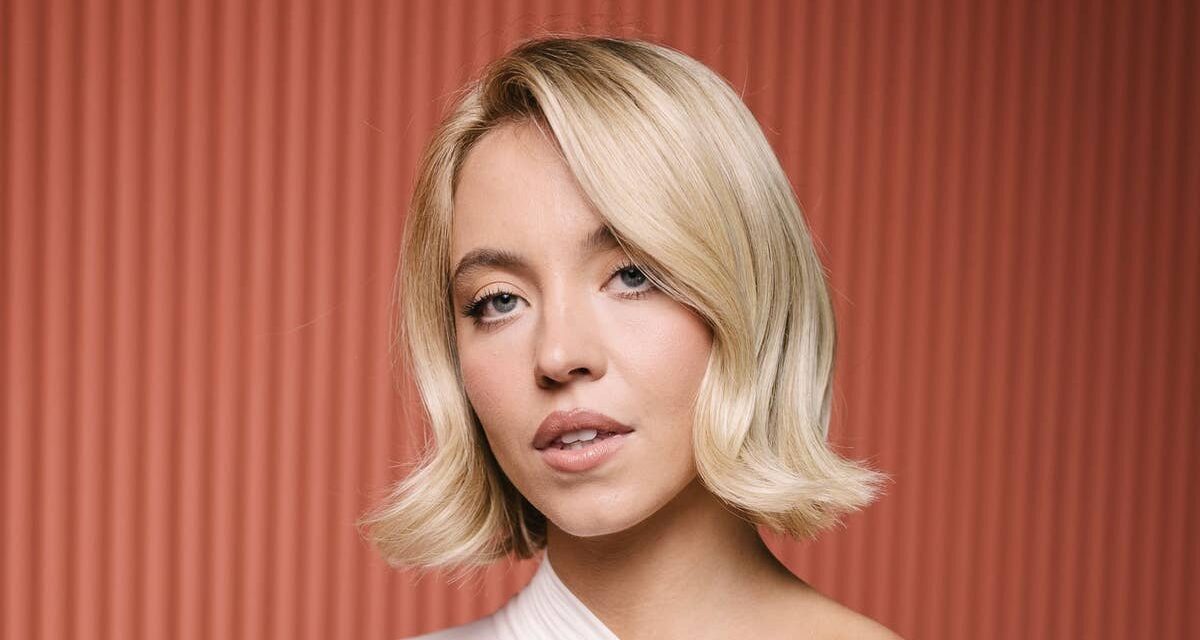 REGARDEZ Sydney Sweeney étourdissante en maillot de bain alternatif lors d&rsquo;une vidéo de vacances de rêve avec Scooter Braun