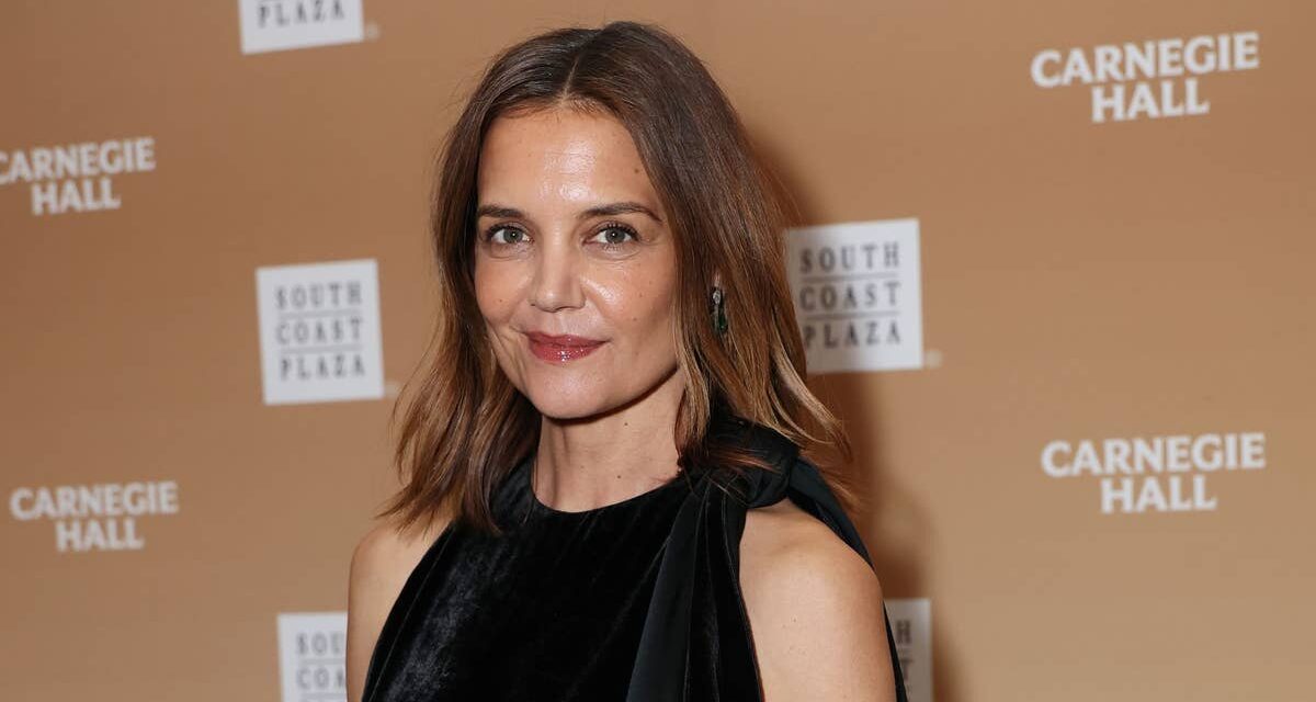 Katie Holmes est la fille à clapet ultime en robe de cocktail à pompons