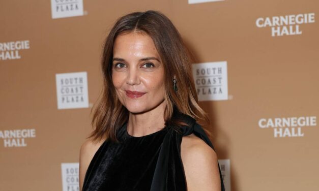 Katie Holmes est la fille à clapet ultime en robe de cocktail à pompons