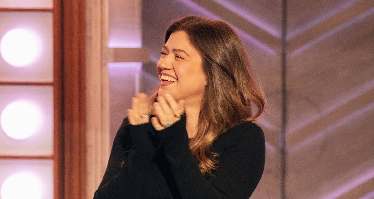 Kelly Clarkson fait un 180 après la confirmation d&rsquo;un retour majeur sur NBC : « Elle est baaaaack »