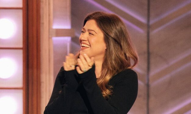Kelly Clarkson fait un 180 après la confirmation d&rsquo;un retour majeur sur NBC : « Elle est baaaaack »