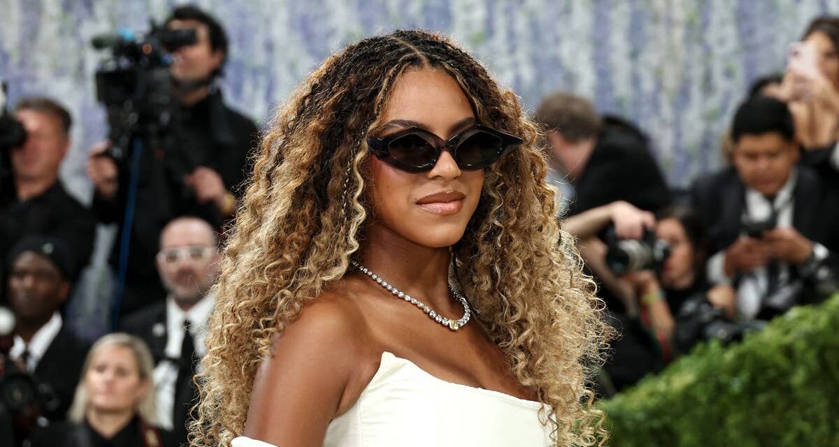 Blue Ivy ressemble à sa mère Beyoncé alors qu&rsquo;elle domine le tapis rouge du Met Gala