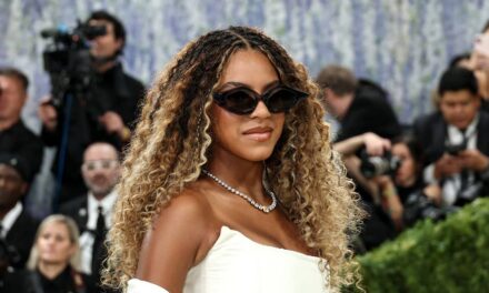 Blue Ivy ressemble à sa mère Beyoncé alors qu&rsquo;elle domine le tapis rouge du Met Gala
