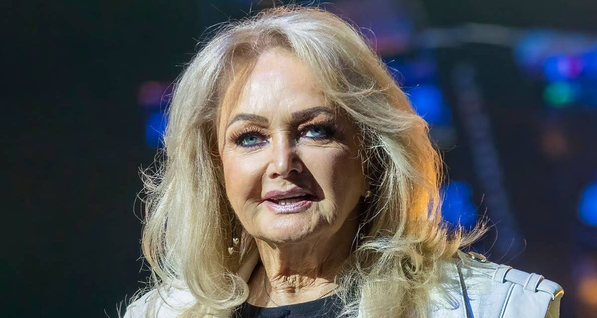 Bonnie Tyler, 74 ans, « plongée dans le coma provoqué » après une opération chirurgicale d&rsquo;urgence