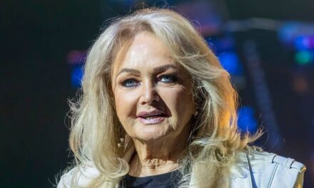 Bonnie Tyler, 74 ans, « plongée dans le coma provoqué » après une opération chirurgicale d&rsquo;urgence