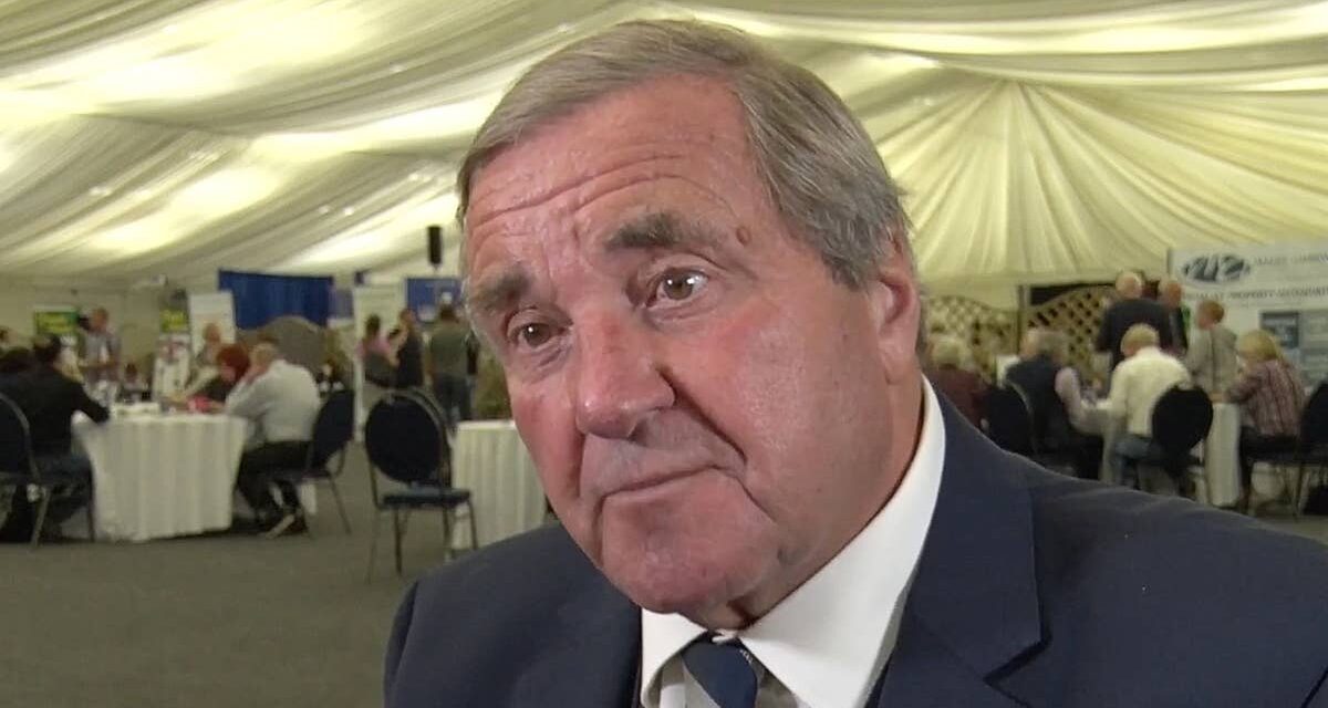 Les stars de Homes Under the Hammer brisent le silence après le décès de la co-star de « Absolute Legend » à 79 ans