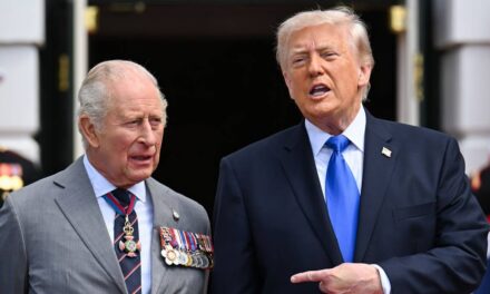 Toutes les gaffes majeures de la visite d&rsquo;État du roi Charles aux États-Unis avec Donald Trump – voir photos