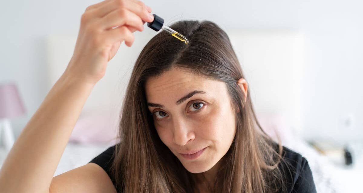 Un trichologue explique comment cette hormone du sommeil peut aussi lutter contre la chute des cheveux