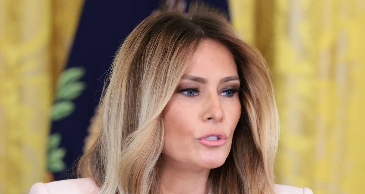 Melania Trump sort en costume rose pastel pour honorer les mères militaires à la Maison Blanche