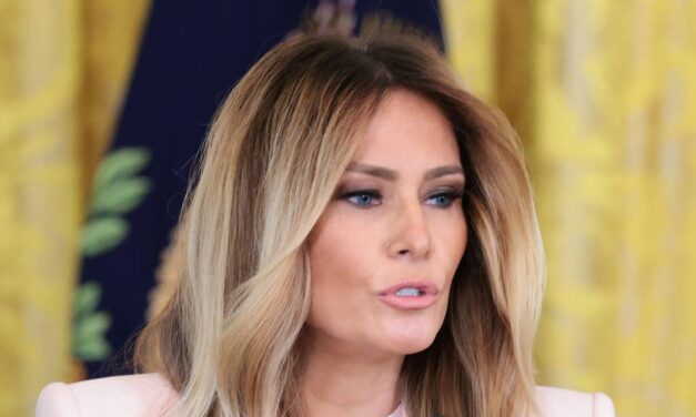 Melania Trump sort en costume rose pastel pour honorer les mères militaires à la Maison Blanche