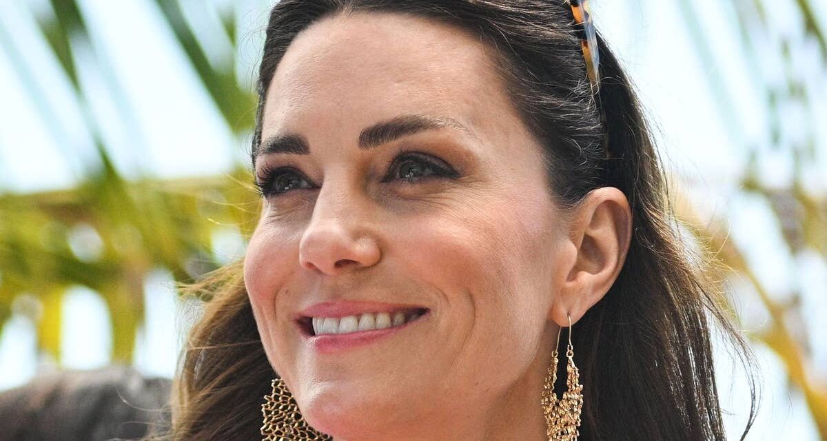 La robe de tournée royale qui souligne la taille de Kate Middleton sort tout droit de la garde-robe de la princesse Diana des années 80