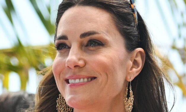 La robe de tournée royale qui souligne la taille de Kate Middleton sort tout droit de la garde-robe de la princesse Diana des années 80
