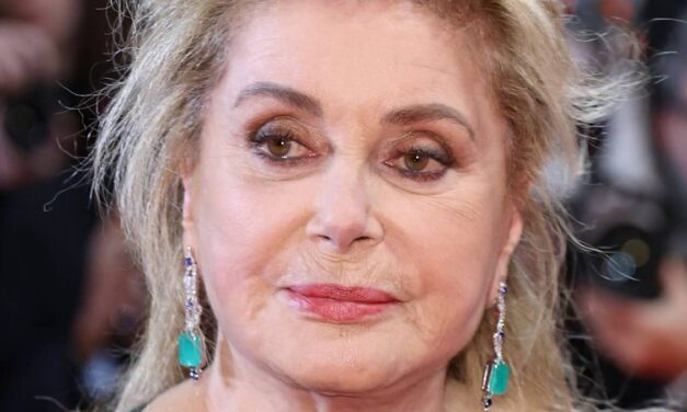 L&rsquo;icône du cinéma français Catherine Deneuve, 82 ans, est toujours aussi belle sur le tapis rouge de Cannes