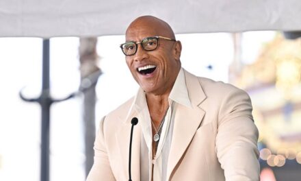 Dwayne Johnson souffre d&rsquo;un dysfonctionnement de sa garde-robe lors d&rsquo;un moment phare lors d&rsquo;un événement prestigieux : « un timing merveilleux »