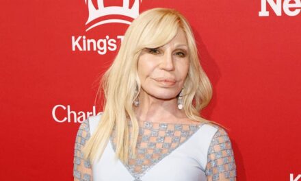 Rencontrez les 2 enfants de Donatella Versace, dont sa fille solitaire et son fils musicien, qui a suivi des cours de piano avec Elton John