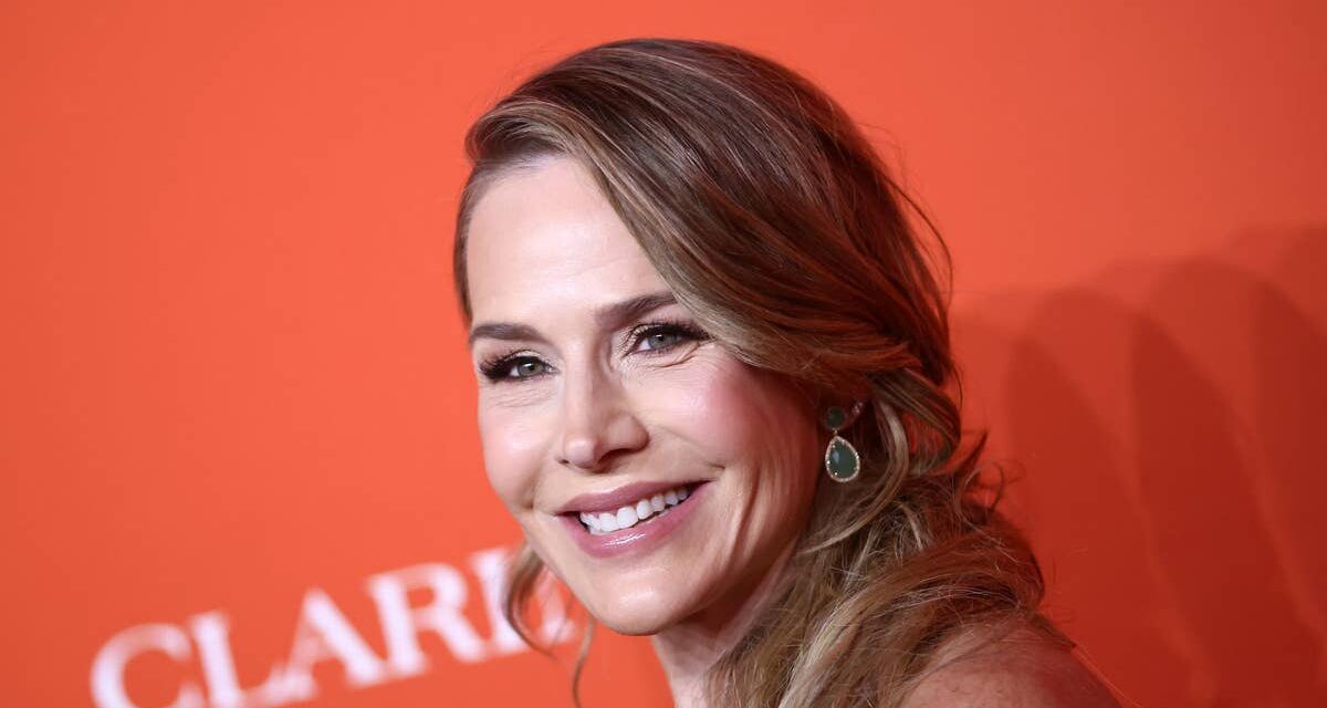 Julie Benz de Dexter montre des abdos durs en bikini vert pour célébrer ses 54 ans