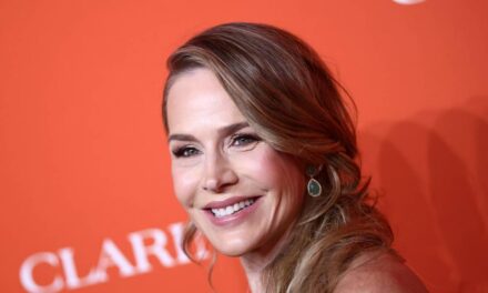 Julie Benz de Dexter montre des abdos durs en bikini vert pour célébrer ses 54 ans