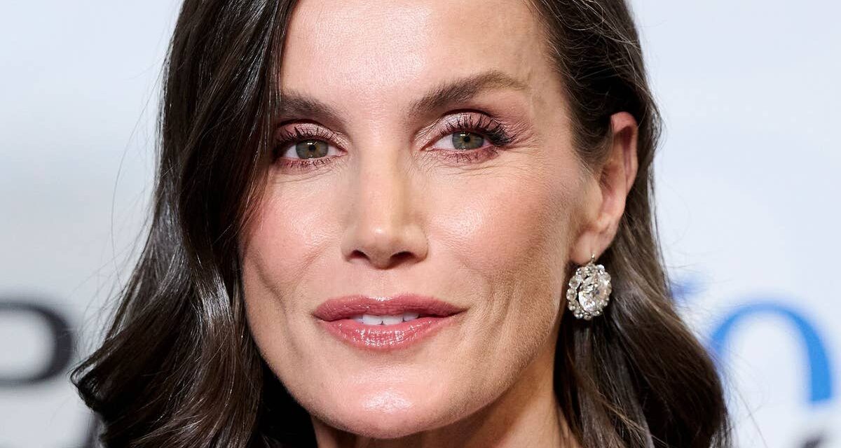 La reine Letizia est l&rsquo;ultime Pink Lady de Grease dans un blazer Zara à 73 £