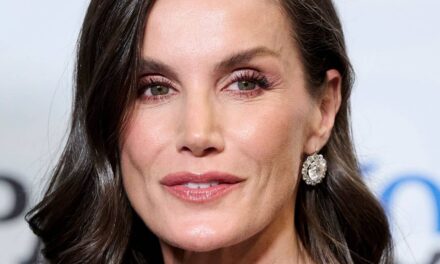 La reine Letizia est l&rsquo;ultime Pink Lady de Grease dans un blazer Zara à 73 £