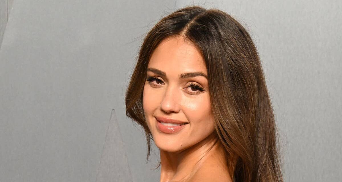 Jessica Alba profite du soleil en bikini string noir lors d&rsquo;une fête sur un yacht avec son petit ami Danny Ramirez