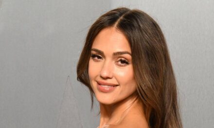 Jessica Alba profite du soleil en bikini string noir lors d&rsquo;une fête sur un yacht avec son petit ami Danny Ramirez