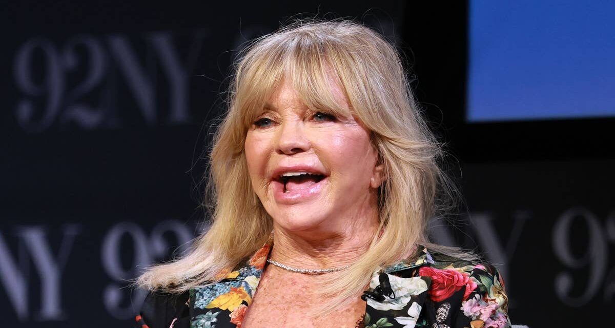 Goldie Hawn, 80 ans, défie l&rsquo;âge dans un costume puissant au milieu d&rsquo;une apparence éclatante à New York
